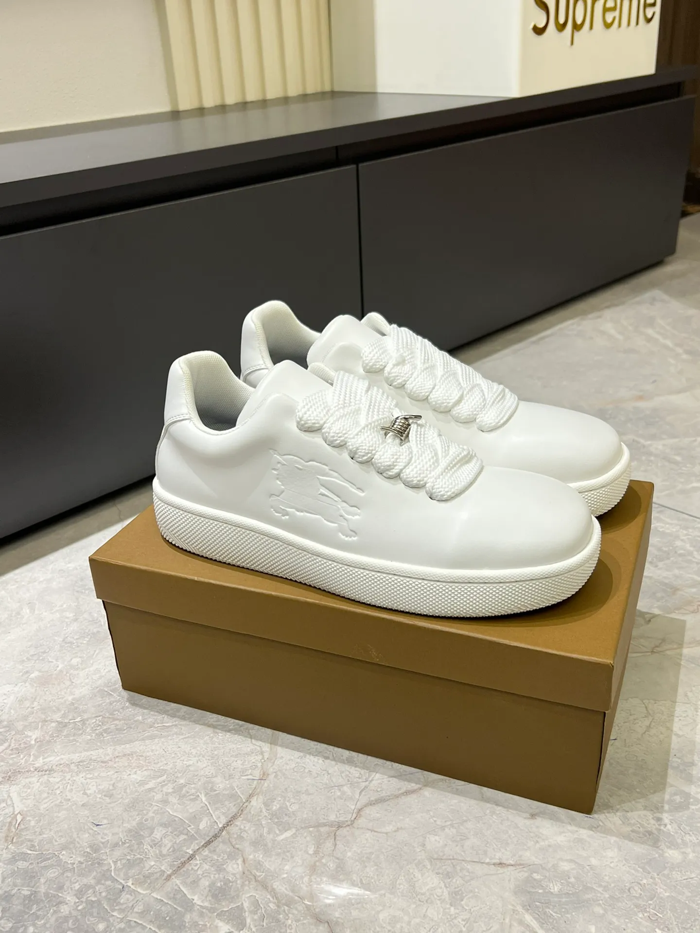 Men's shoes 💰p400 "Burberr*" new thick-soled men's casual sports shoes, cool sneakers and bread shoes, originally purchased and developed, the top version of the Box series sports shoes, made of smooth calfskin fabric, embellished with embossed Equestrian Knight logo (EKD). Made of mesh lining, the laces are decorated with metal coils, the rubber soles are decorated with the Burberry letter logo, and the original molded 3.5CM two-color T men's shoes 💰pU outsole! Male 38-44 (45 customized)